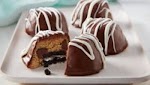 OREO™-Stuffed Chocolate Chip Cookie Bombs was pinched from <a href="http://www.bettycrocker.com/recipes/oreo-stuffed-chocolate-chip-cookie-bombs/99ee516f-f019-4395-9a8e-ca1944de8b67" target="_blank">www.bettycrocker.com.</a>