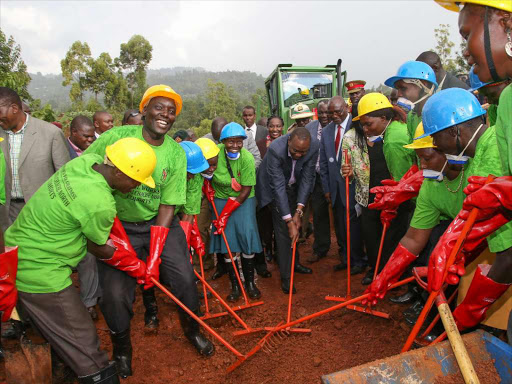 President Uhuru Kenyatta re-launches the National Youth Service Cohort Programme in Kisii County on April 28,2016.Photo PSCU