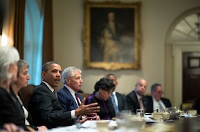 President Obama presides over a meeting with his advisors. Learn more about the Executive Branch at www.whitehouse.gov or www.whitehouse.gov/es (en español)