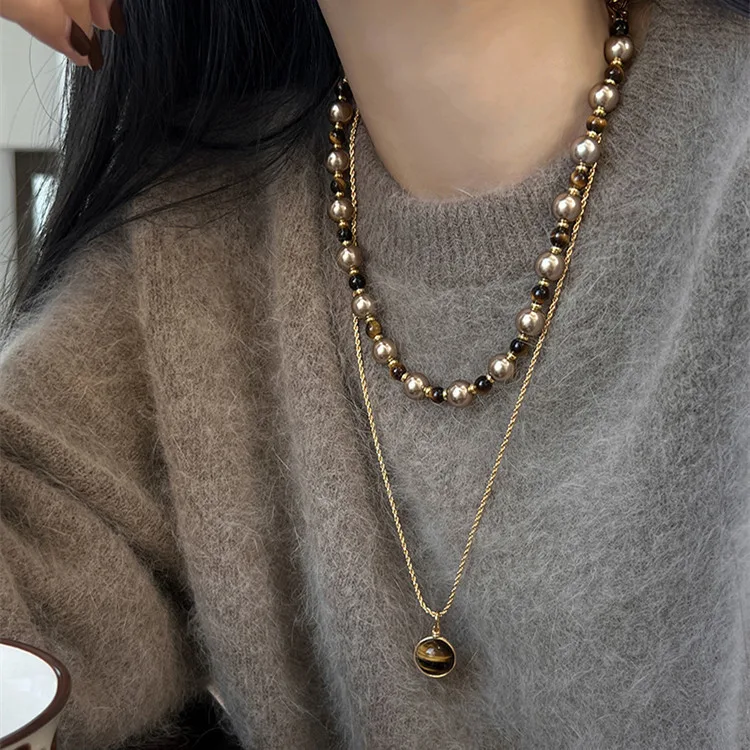 Bruine tijgeroog parelketting dames, lichte luxe niche truiketting, mode sieraden herfst en winter.