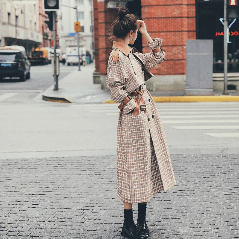 Manteau long ample et fin, pour un style impeccable et décontracté. Confort et élégance assurés, idéal pour toutes les occasions et un look tendance.