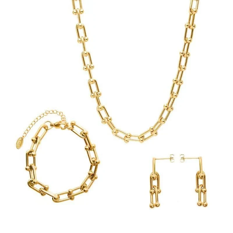 Conjunto de colar, pulseira e brincos com fecho em U de vachette, design elegante e moderno para complementar seu estilo.