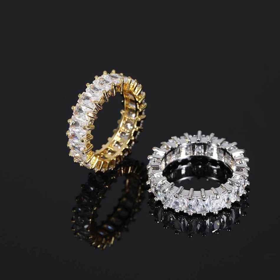 Bague en zircon avec design électroplaqué et personnalité unique, rangée simple en T. Un bijou élégant et tendance pour toutes occasions.