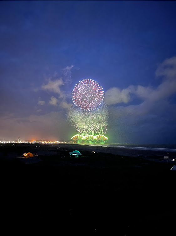 Vクラスのw447サーフキャンプ・海とビールと飯は良く合う♪・花火大会・ドア開ける時は気を使えや・ポタ電便利過ぎるに関するカスタム事例の投稿画像4枚目