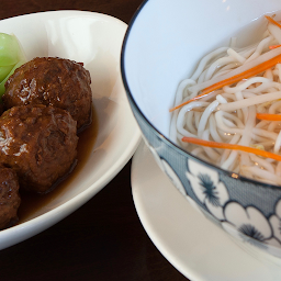 Soup Noodle with Shanghai Pork Balls 獅子頭湯麵