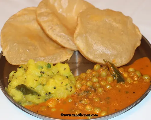 5 Poori With Matar Aloo Ki Sabji And Pickle