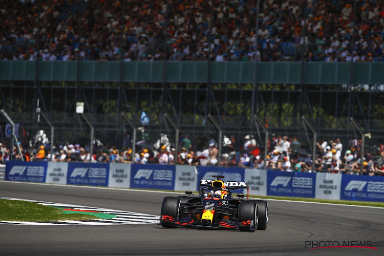 Max Verstappen pakt uit met uitstekende start in eerste F1-sprintrace en vertrekt op de pole in GP van Groot-Brittanië