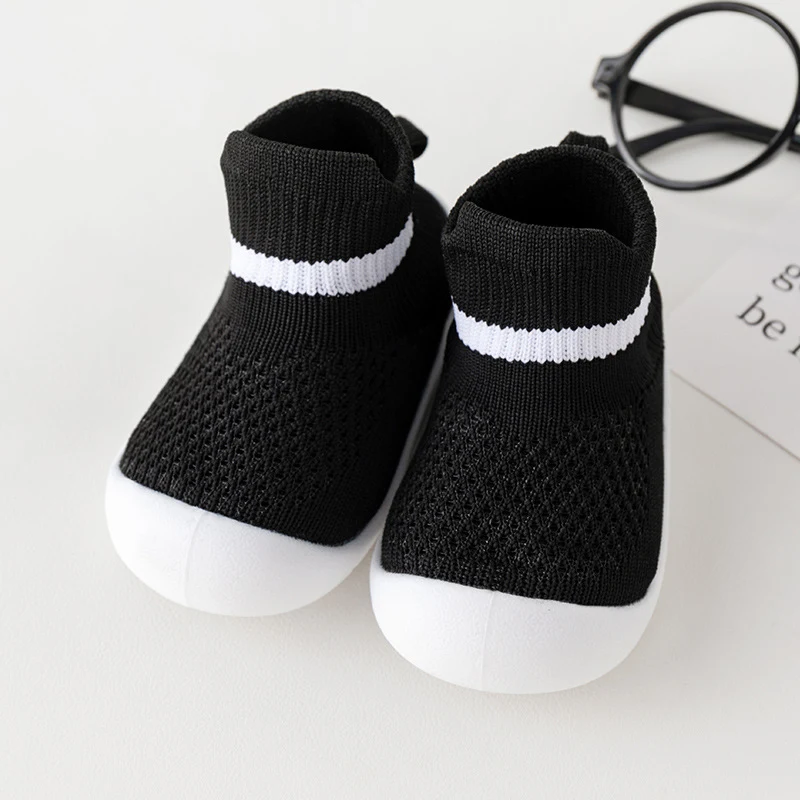 Zachte, antislip babyschoentjes die niet uit kunnen. Comfortabele en veilige schoentjes die de voetjes van je baby warm en beschermd houden.