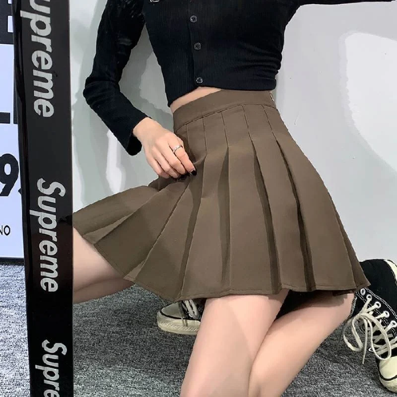 Camiseta y falda plisada a media pierna, un conjunto versátil y elegante. Perfecta para crear looks cómodos y con estilo, ideal para cualquier ocasión.