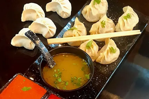 Chicken Steamed Momos [8 Pieces] With Chicken Clear Soup