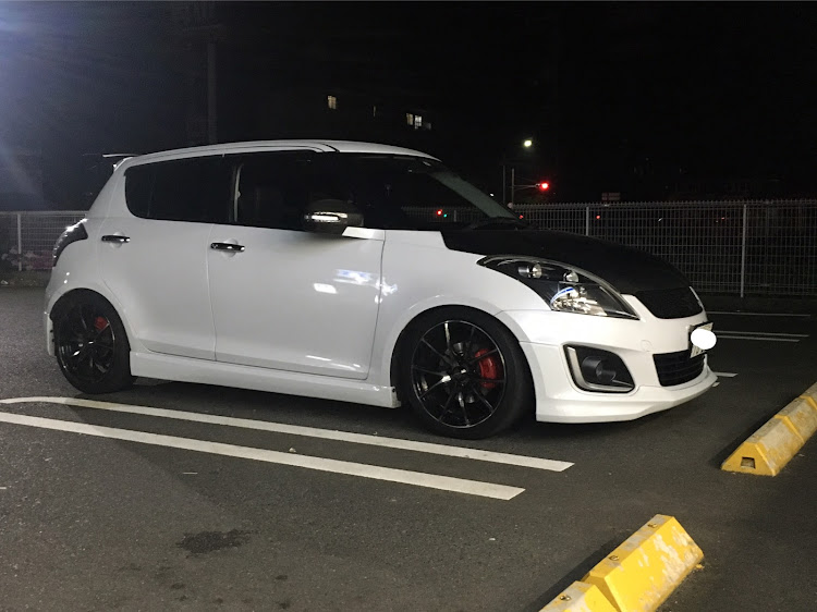 スイフトのウェッスポーツ・ポテンザRE003・キャリパー塗装・夜のコンビニに関するカスタム事例の投稿画像1枚目