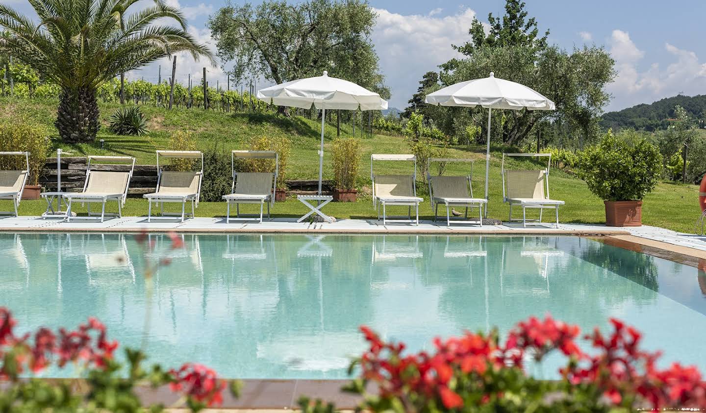 Corps de ferme avec jardin et piscine Montecarlo