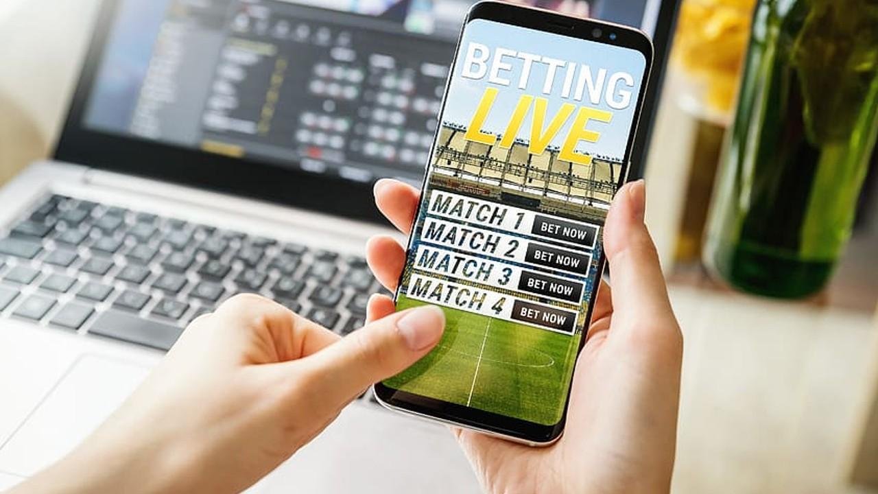 Several high-ranking online betting apps reserve their best promotions for mobile bettors and even offer a free bet to those choosing to download the smartphone betting app to their Android or iOS device.
