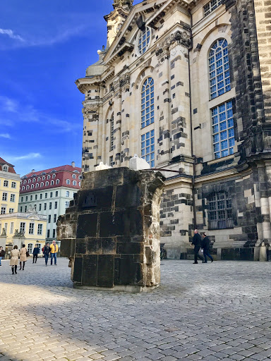 Ruinenstück vor der Frauenkirche