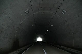 「トンネルの向こう」のメインビジュアル