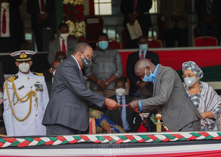 President Uhuru Kenyatta issues out sample of Huduma Card