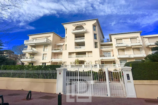 Apartment building with white balconies in this luxury apartment for sale in Le Cannet ($1,038,862 - 116 m²)