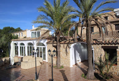 Villa avec piscine et terrasse 1