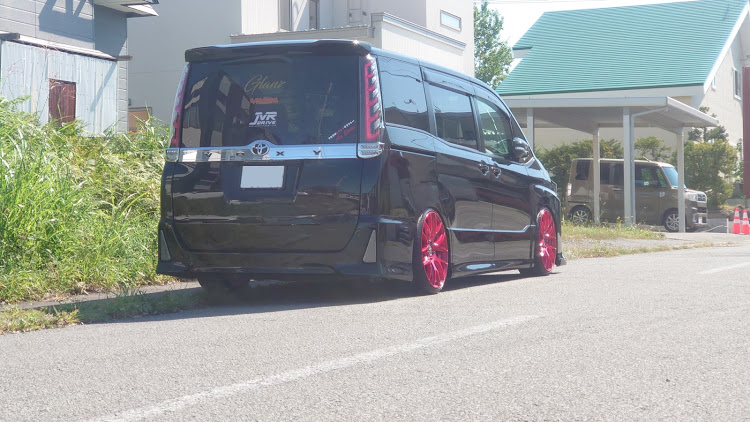 ヴォクシーの低そうで低くないほんのちょこっとだけ低く見える車・生足はムラムラするらしい・チームGlanz・JVR Drive・ワゴニストミーティングSPLに関するカスタム事例の投稿画像6枚目