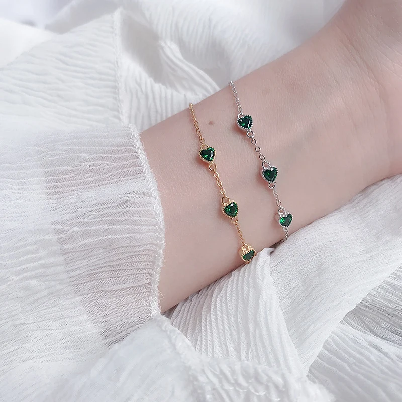 Bracelet français rétro en argent sterling S925 avec trois magnifiques émeraudes. Un bijou élégant et intemporel pour sublimer votre poignet.