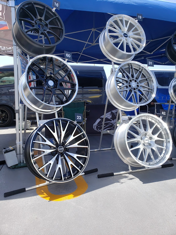 カローラスポーツのイエローハット・ホイール祭・ドライブ・目の毒過ぎる・特売中に関するカスタム事例の投稿画像9枚目
