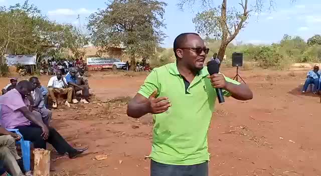 Lawyer Amos Kisilu addressing the Community at Kwa Kilui trading centre in Kwa Vonza ward in Kitui County on Saturday.