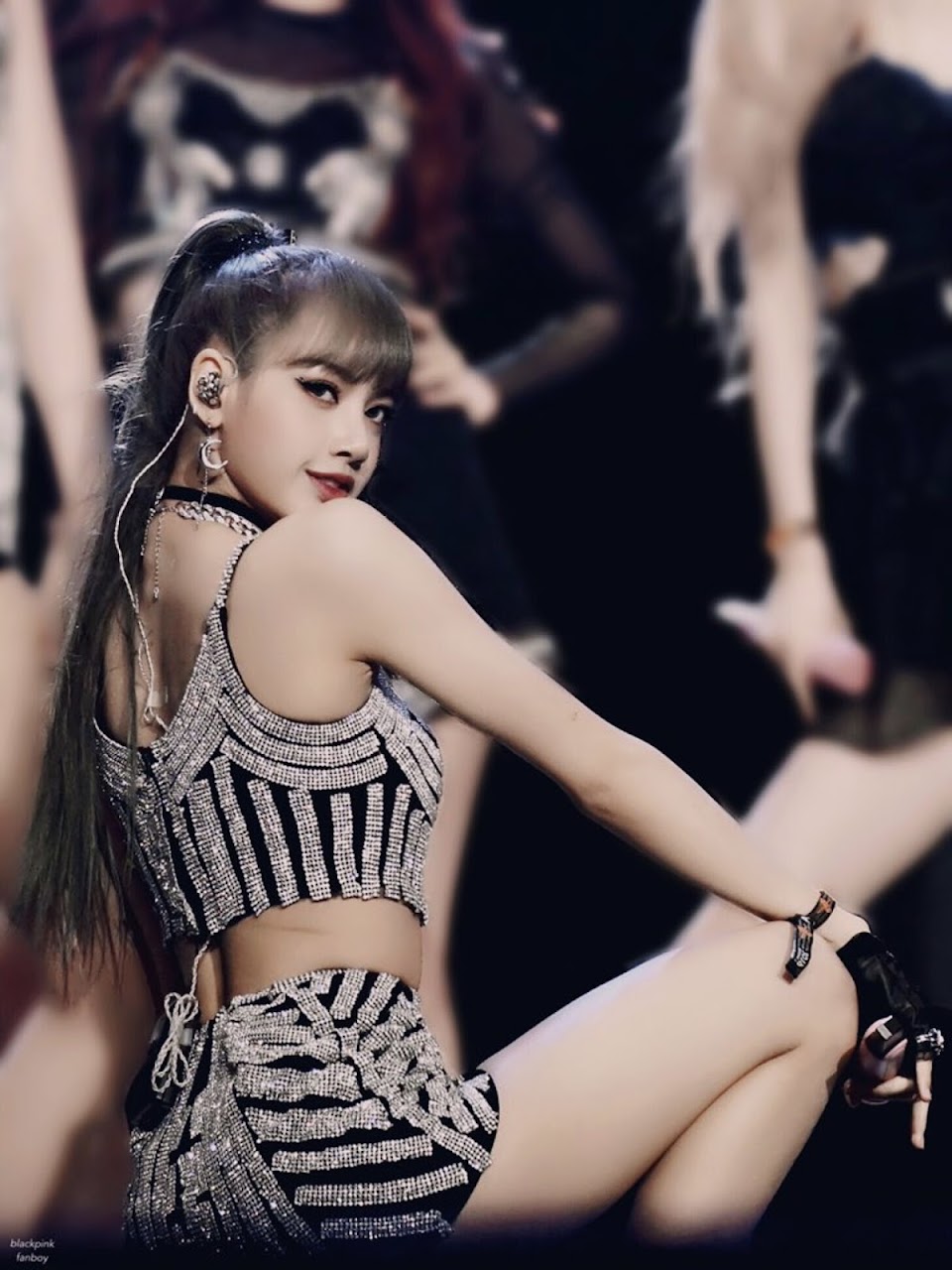 𝕷𝖆𝖑𝖎𝖘𝖆 𝕸𝖆𝖓𝖔𝖇𝖆𝖑 on X: ☆ LISA CELINE OUTFIT Wear Cost from her  Performance in 'MONEY' on #BORNPINKinLOSANGEL