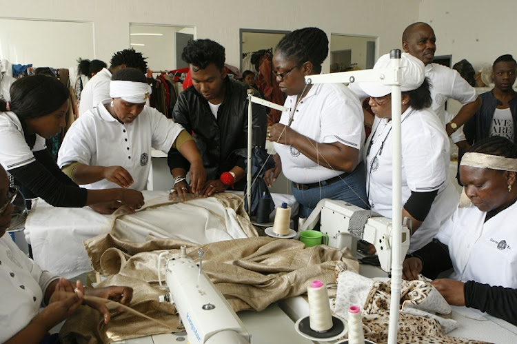 South African designer David Tlale designs a Matric Dance dress in 67 minutes that he will give away for free to a lucky girl. The writer says he sees the event as a platform that exposes poor learners who cannot afford expensive outfits.