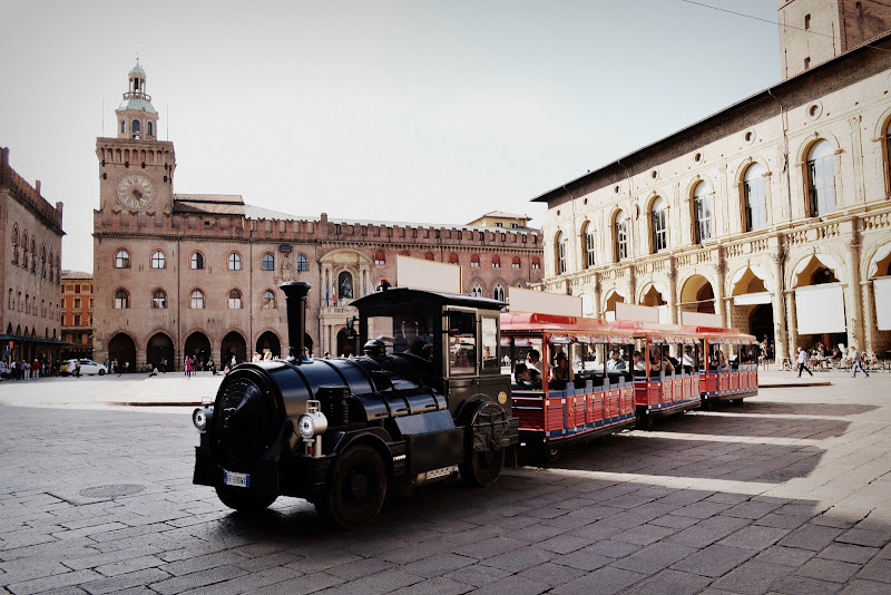 con trenino  in centro di Bologna  di malinowska