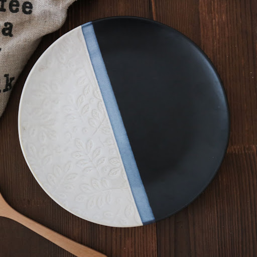 Title 7, Embossed Leaves Black Matte Creative Dinner Pla...