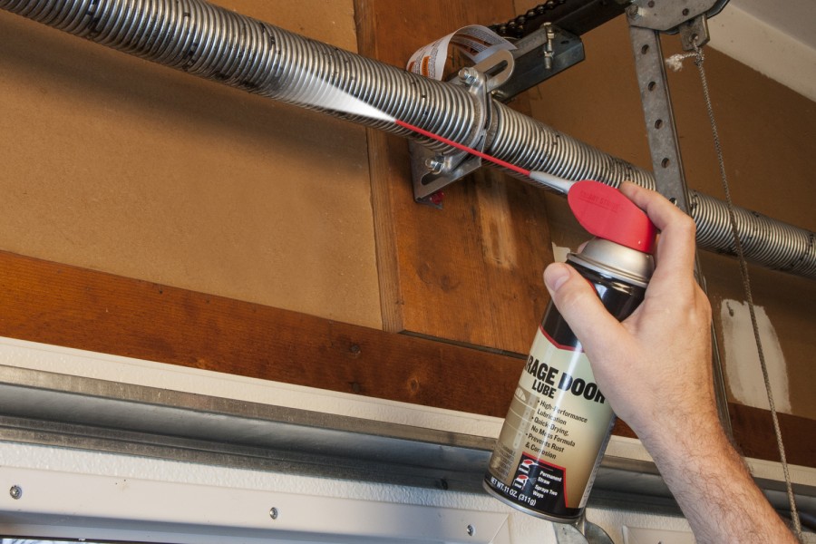 Florida Garage Door Guru Helps Lubricating Garage Door