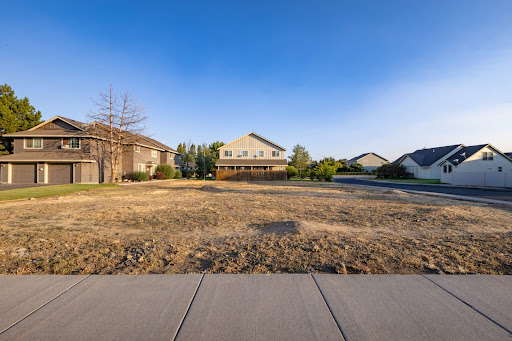 Vacant land with surrounding houses - Buy this luxury land in Redmond