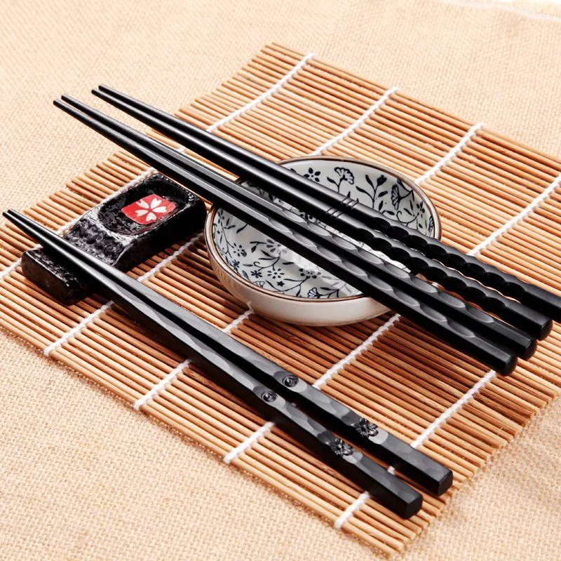 Japanse puntige eetstokjes van legering voor een verfijnde en duurzame eetervaring. Geniet van je maaltijden met gemak en stijl.