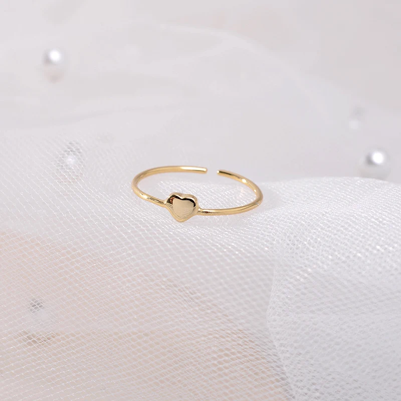 Mini Herz-Ring mit süßem Design und einem einzelnen Strassstein – Ein bezauberndes Schmuckstück für Romantik und subtilen Glanz.