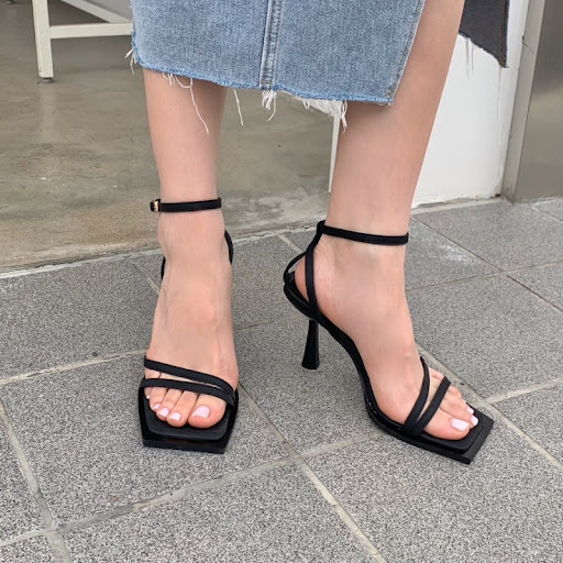 Title 2, Damessandalen met stilettohak