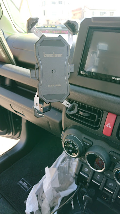 ジムニーシエラのスマホホルダー取り付け・DIY・スマホホルダーやっと取り付け( ˊᵕˋ ;)💦に関するカスタム事例の投稿画像1枚目