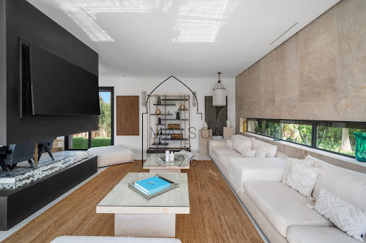 Villa with pool and garden 5