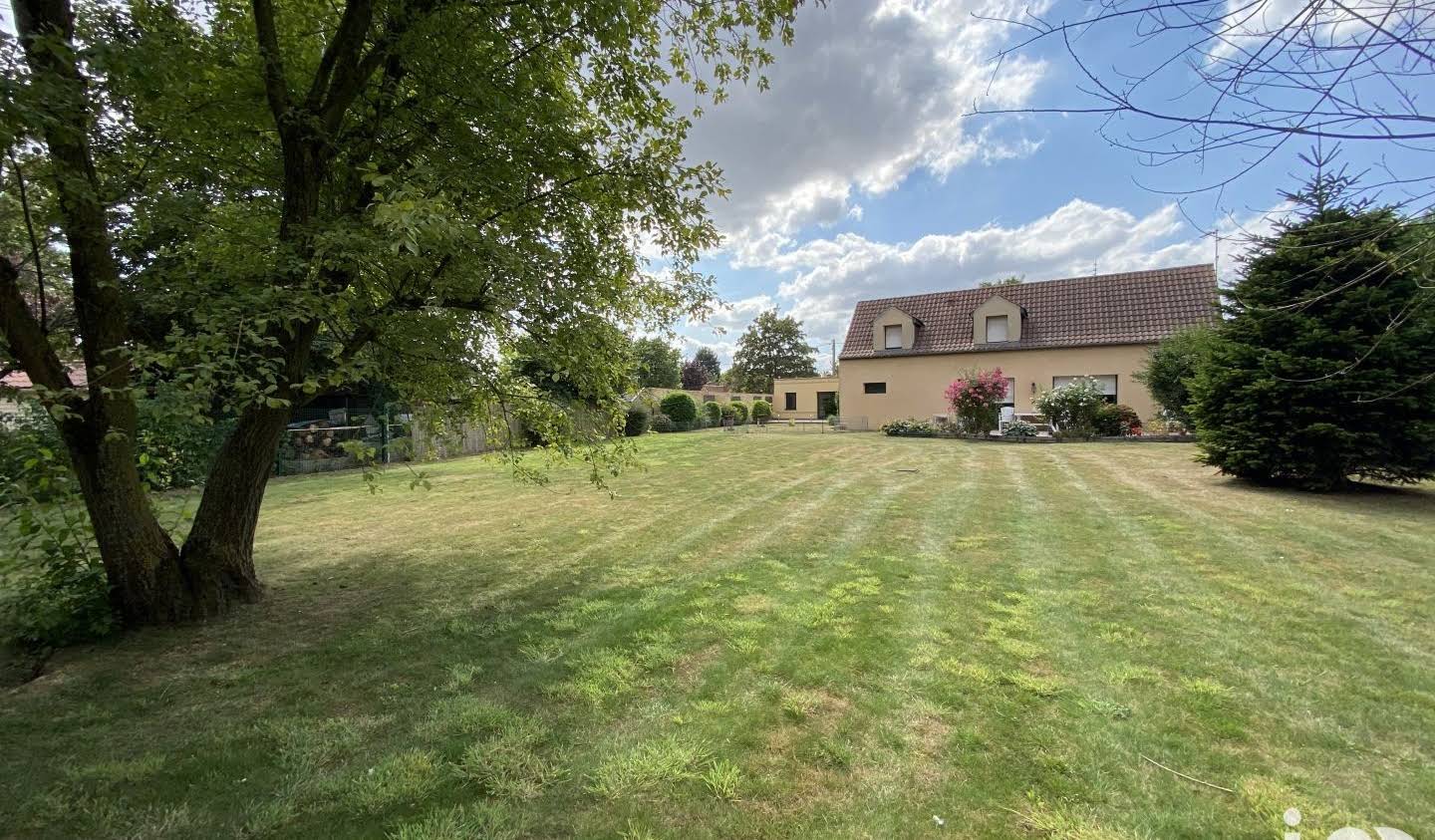 House with pool and terrace Fretin