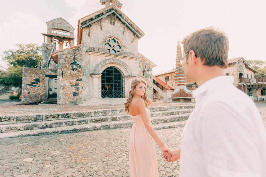 Fotógrafo de casamento Alesya Belova (artlesya). Foto de 10 de março 2017