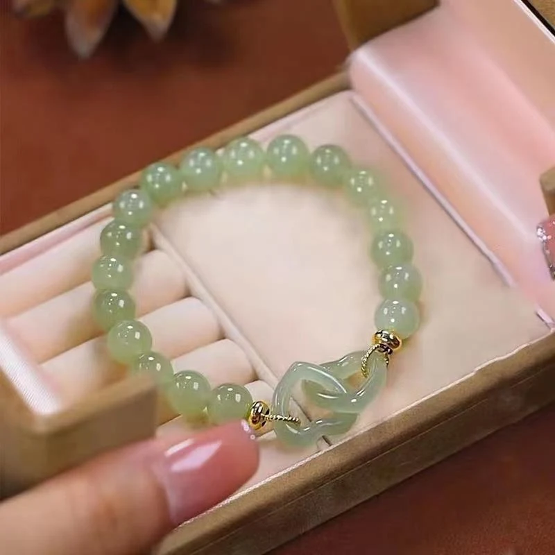 Prosta bransoletka damska z chalcedonem i klamrą w kształcie pierścienia. Lekki luksus i elegancki design, idealna na codzień i wyjątkowe okazje.