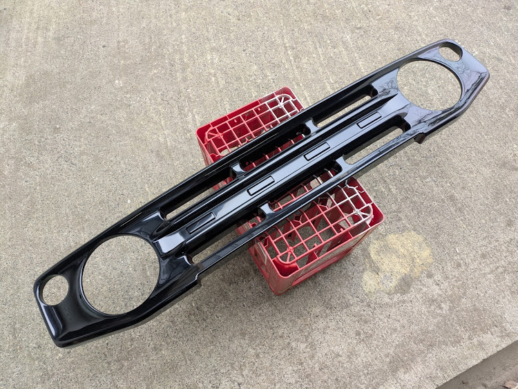 ジムニーシエラの雨の日の1枚・グリル交換・DIY・塗装DIYに関するカスタム事例の投稿画像3枚目