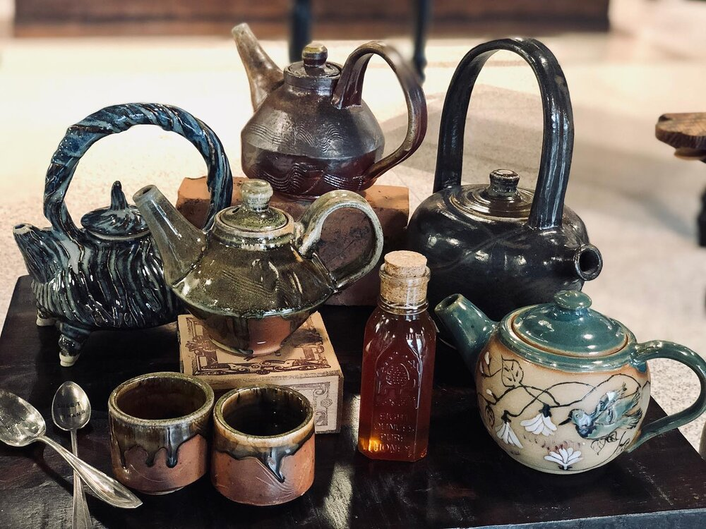 What’s perfect on cold day? 🌧Freshly brewed hot tea! Make it even more of a special ritual with one of our beautiful handmade teapots. So many styles to choose from! And of course you can’t forget to stir in some delish honey from @beewellhoney ❤️🐝