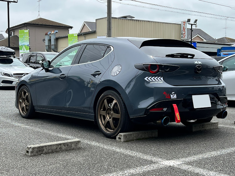 MAZDA3のMAZDA3ファストバック・リアランプ・ブラックアウト塗装・スプレー塗装・ポリメタルグレーメタリックに関するカスタム事例の投稿画像1枚目
