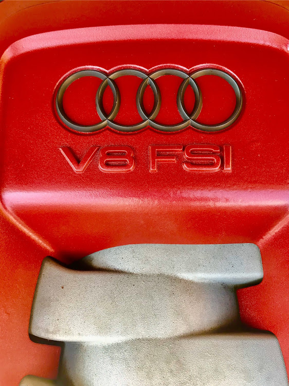 S5のエンジンカバー塗装・ヘッドカバー塗装・V8・Audiに関するカスタム