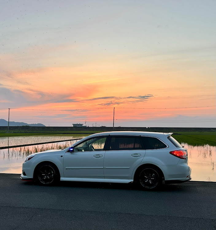 レガシィツーリングワゴンのトワイライトタイム・水田リフレクション・夕焼けと愛車・６月もよろしくお願いします・６月も宜しくお願いしますに関するカスタム事例の投稿画像2枚目
