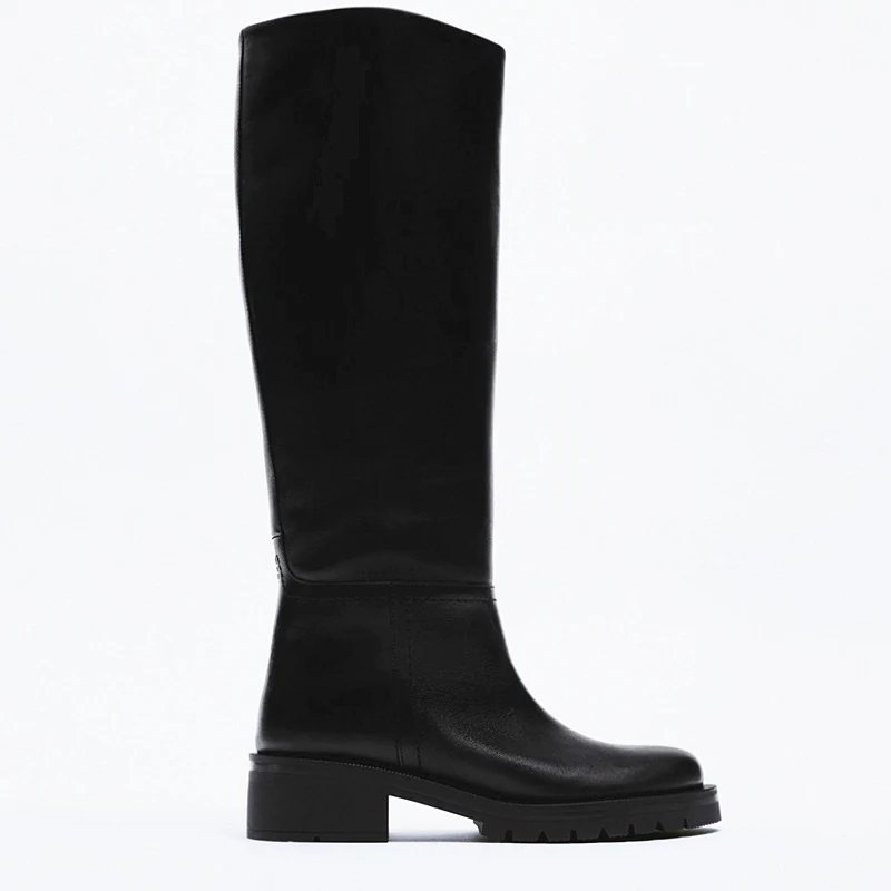 Zandbruine leren laarzen met platte ronde neus en tot de knie hoog voor een stijlvolle en comfortabele look.