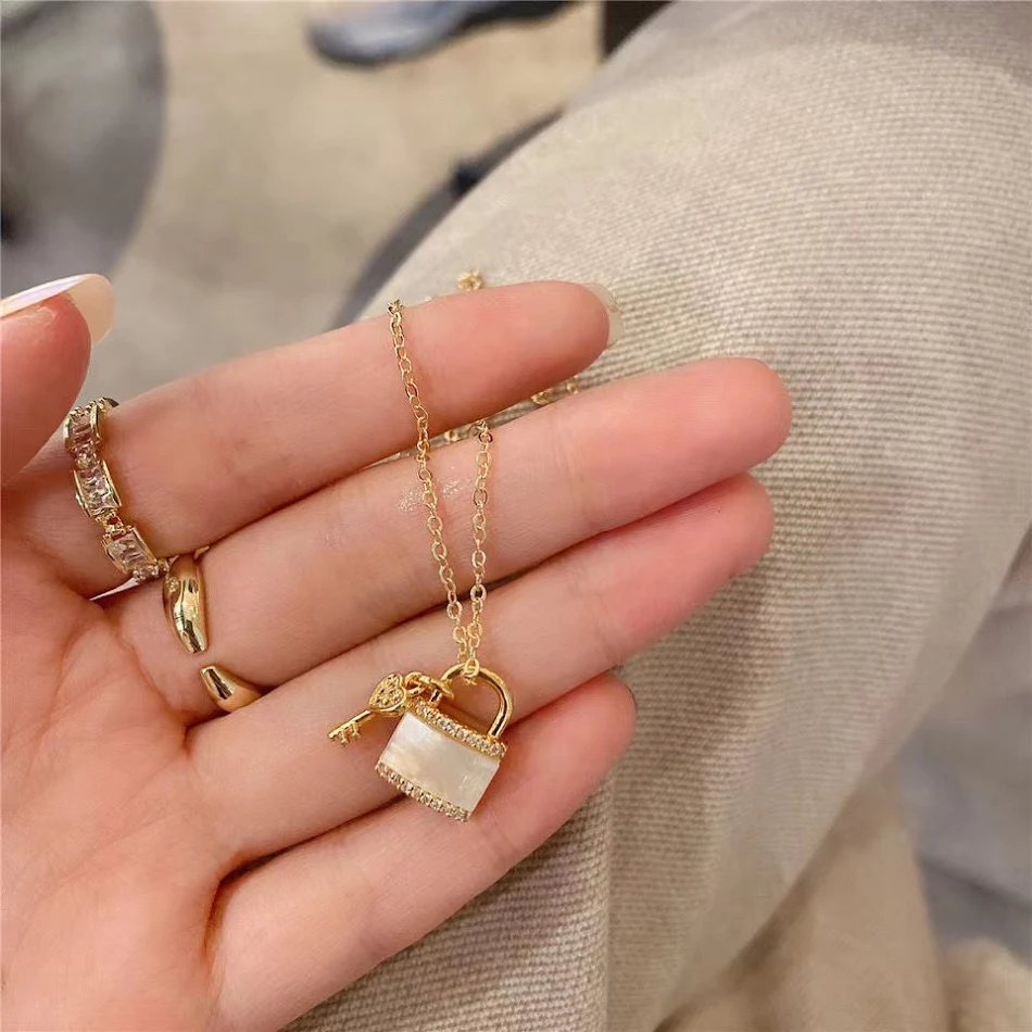Elegante damesketting met kleine, transparante slot-sleutelhanger – Een subtiel en verfijnd sieraad, ideaal voor een elegante uitstraling.