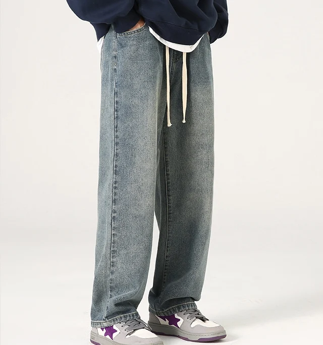 Jeans retro desteñidos con cintura elástica, teñidos con barro amarillo, aspecto desgastado y lavado, para un estilo vintage cómodo.