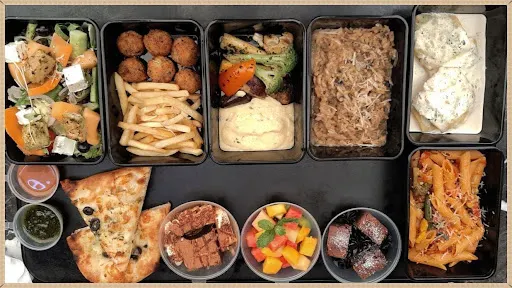 Feast In A Box With PIZZAS & PASTAS - VEG (Serves 2-3)