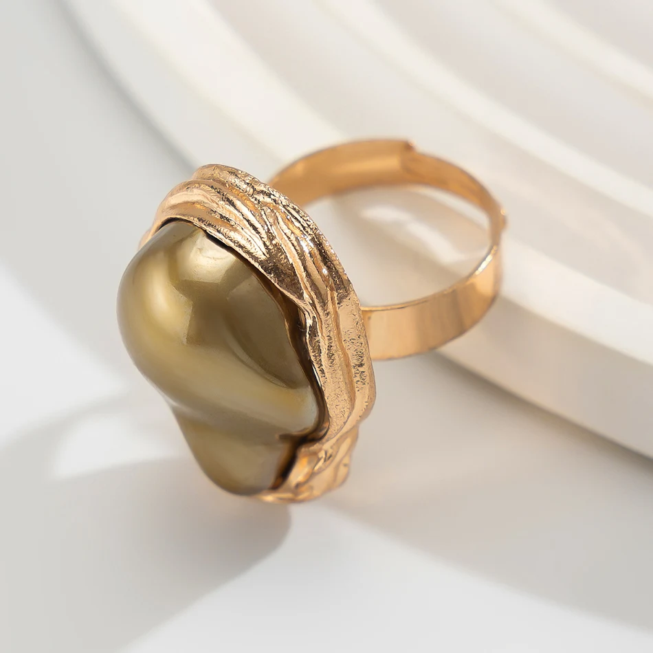 Baroque Inlaid Pearl Ring Irregular Alloy. A stunning piece of jewelry, perfect for adding elegance and sophistication t